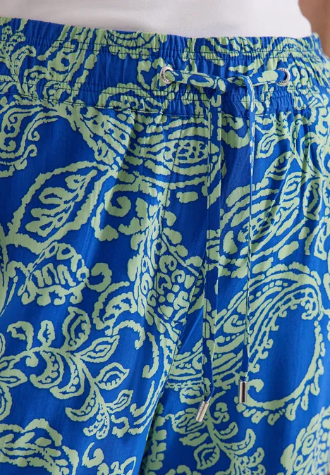 Blau-grüne Shorts mit elastischem Bund und floralem Paisley-Muster.