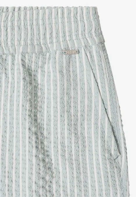Helle Leinenhose mit schmalen vertikalen Streifen und seitlicher Tasche.