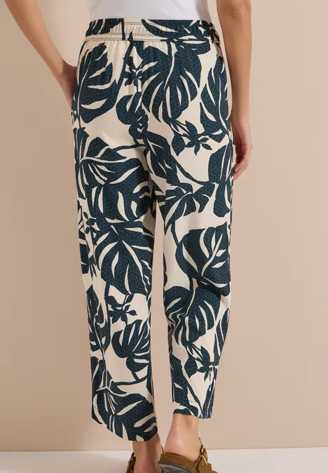 Hochgeschnittene Stoffhose in Creme mit dunkelblauem Blattmuster, gerader Schnitt, knöchellang.