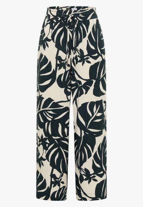 Weite Stoffhose mit schwarz-weißem Blattprint und elastischem Bund