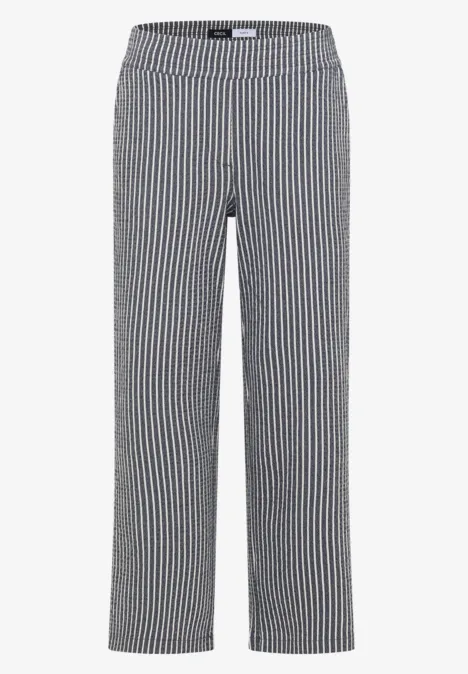 Zwarte broek met fijne witte verticale strepen en rechte pasvorm.