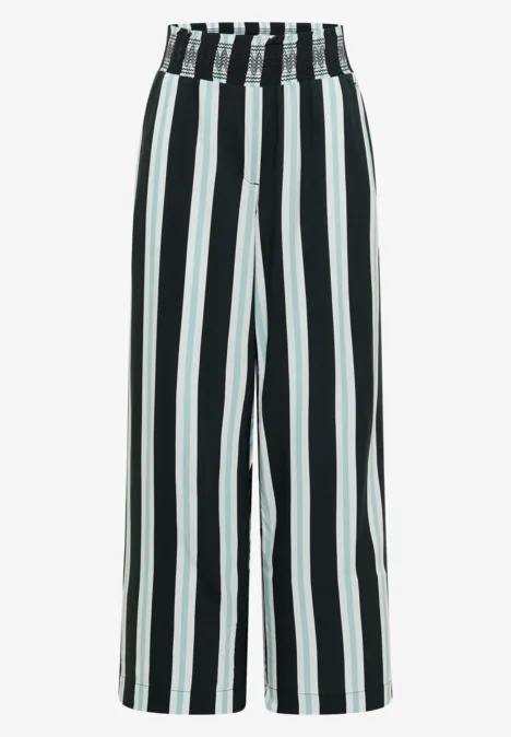 Schwarze und weiße, weit geschnittene Hose mit vertikalen Streifen.