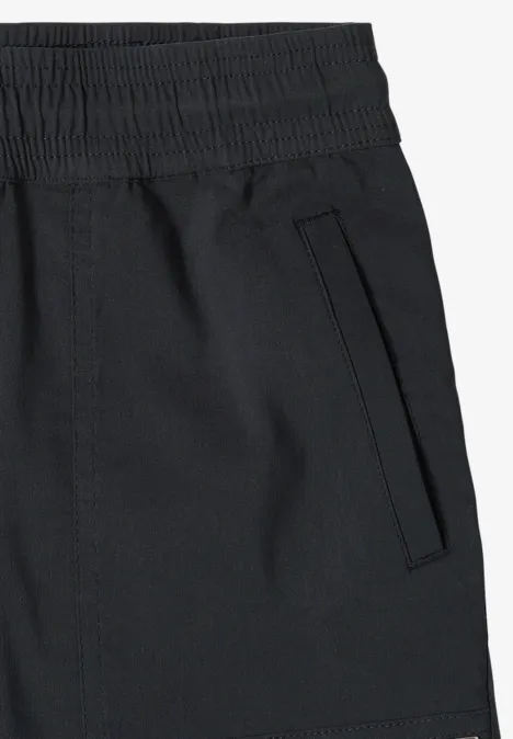 Zwarte trainingsbroek met zijzak en elastische tailleband.