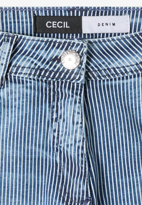 Nahaufnahme einer blauen, weiß gestreiften Denim-Hose mit Cecil-Label, Knopf und Bundnaht.