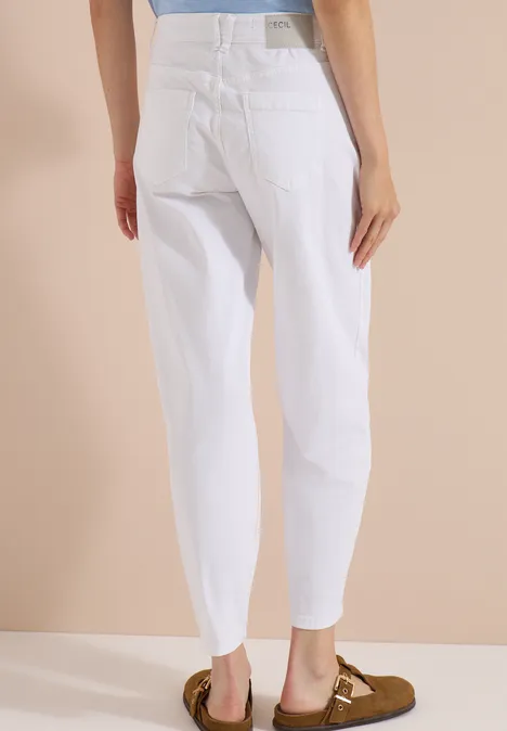 Jean taille haute à Barrel Leg, coupe ample White Jean blanc à taille haute, coupe décontractée et ourlet retroussé, pantoufles marron, fond neutre