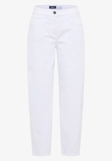 Witte damesjeans met rechte pasvorm, vijf zakken en knoopsluiting.