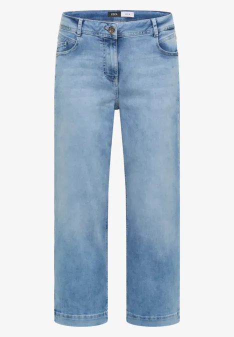 Hellblaue Jeans mit geradem Schnitt, mittelhoher Leibhöhe und klassischen Five-Pocket-Details.