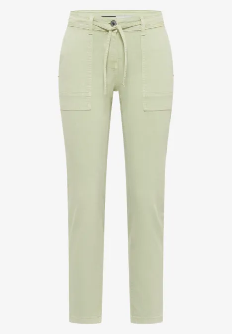 Helle, gerade geschnittene Stoffhose mit hohem Bund, aufgesetzten Taschen und Gürtel in Salbeigrün.