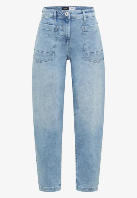 Hellblaue Jeanshose mit hohem Bund, locker geschnittenen Beinen und aufgesetzten Taschen vorne.