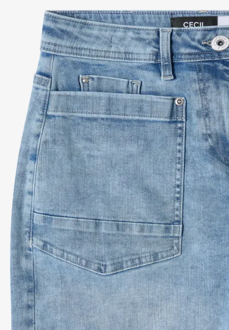 Nahaufnahme einer hellblauen Jeans mit aufgesetzter Tasche und Gürtelschlaufen.