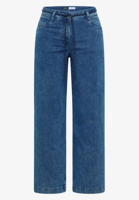 Eine blaue, gerade geschnittene Jeans mit weitem Bein.
