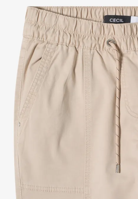 Beige Hose mit elastischem Bund und Kordelzug, zwei Seitentaschen und CECIL-Label am Bund.