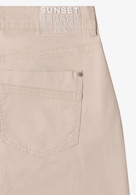 Spodnie z szerokimi nogawkami z tkaniny o fakturze papieru cashmere beige Zbliżenie beżowych spodni z widoczną tylną kieszenią i subtelnymi szwami.