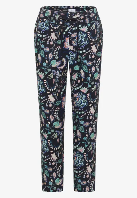 Dunkle Damenhose mit buntem Paisley-Print in Blau, Grün und Weiß, schmale Passform, gerade geschnitten.
