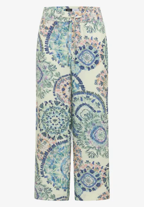 High Waist Wide Leg Hose w kroju Loose Fit vanilla white Luźne spodnie z tkaniny z pastelowym wzorem mandali i kwiatów w odcieniach niebieskiego, zielonego i kremowego.