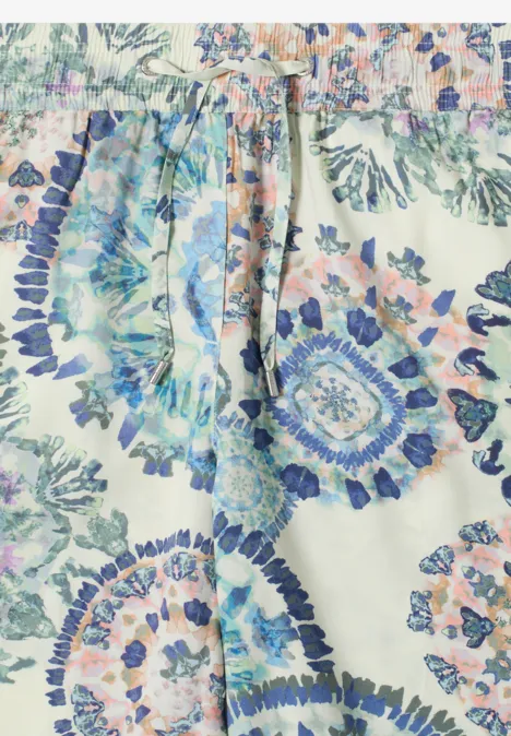 High Waist Wide Leg Hose w kroju Loose Fit vanilla white Biała sukienka z pastelowymi, okrągłymi wzorami tie-dye i ściągaczem w talii.
