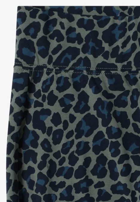 Legging met luipaardprint dried olive green Close-up van grijs-blauw textiel met blauw luipaardpatroon en zichtbare naad.