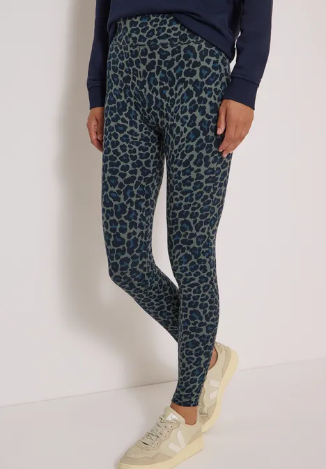 Legging met luipaardprint dried olive green Legging met groen-bruin dierenprint en witte sneakers