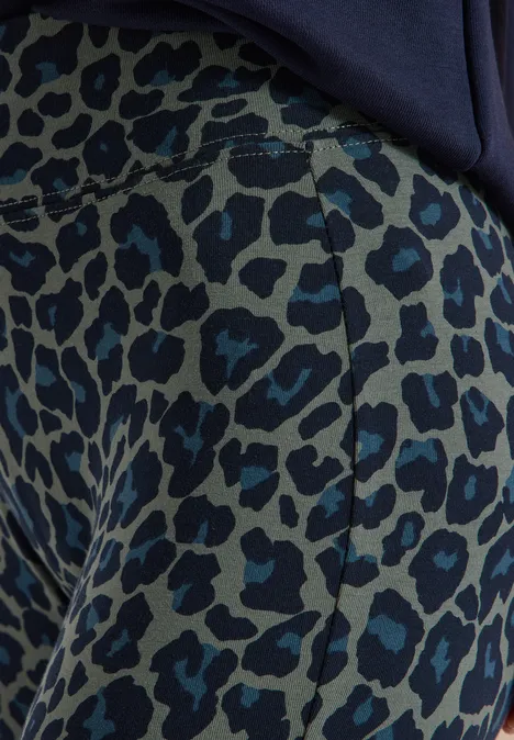 Legging met luipaardprint dried olive green Close-up van een broek met blauw-zwart luipaardprint.