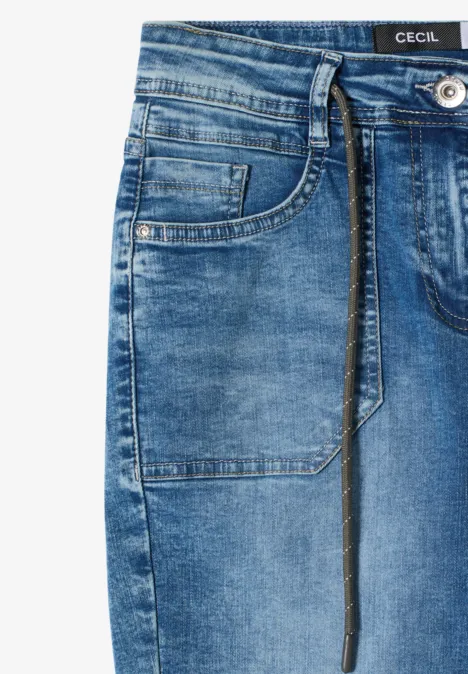 Nahaufnahme einer blauen Jeans mit Gürtelschlaufe, Knopf und 'Cecil'-Label.