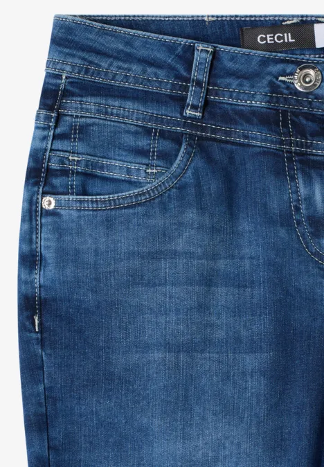 Blaue Denim-Jeans mit Ziernähten, schrägen Taschen und „CECIL“-Etikett am Bund.