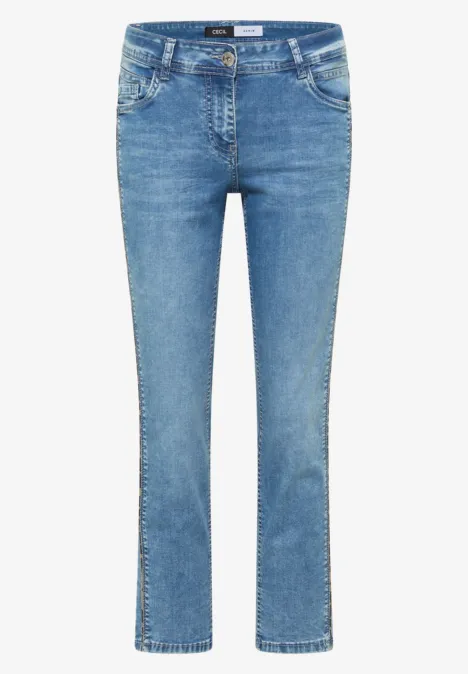 Blaue Jeans mit geradem Schnitt und klassischen Taschen.