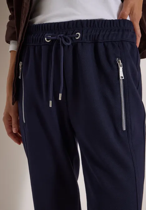 Pantalon taille mi-haute, coupe Slim Leg et style décontracté urban dark blue Dunkelblaue Jogginghose mit elastischem Bund, Kordelzug und seitlichen Reißverschlusstaschen.