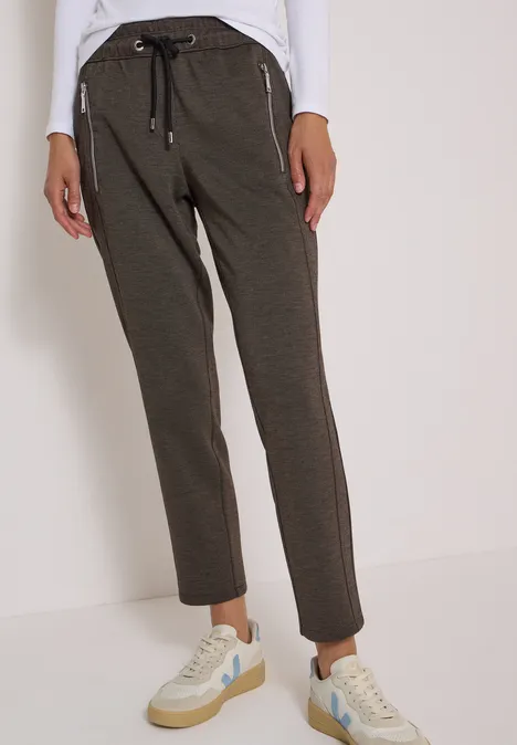 Pantalon taille mi-haute, coupe Slim Leg et style décontracté creamy mocha Dunkelgraue Jogginghose mit Kordelzug und weiße Sneakers