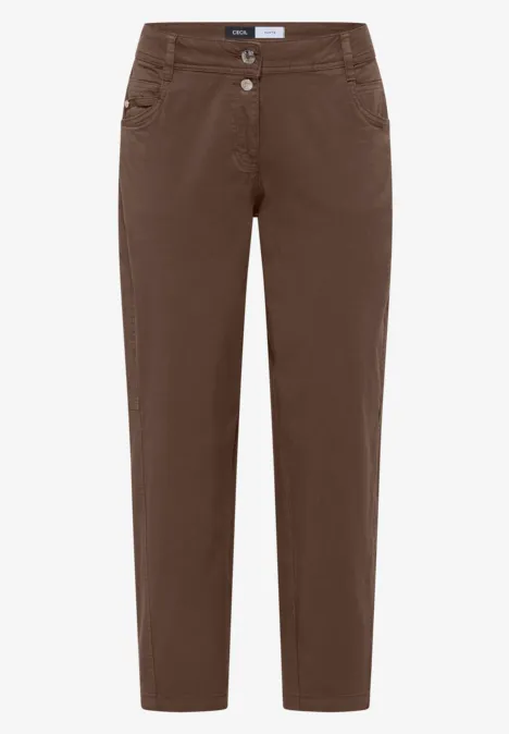 Braune, knöchellange Damenhose mit schlanker Passform und fünf Taschen.