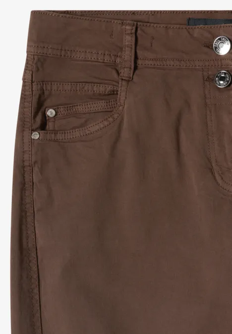 Braune Hose mit Gürtelschlaufen, zwei Metallknöpfen und Fronttaschen.