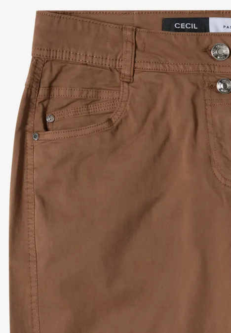 Mid Waist Barrel Leg Hose im Casual Fit creamy mocha Ein Paar brauner CECIL-Hosen mit Knopfleiste und Taschen.