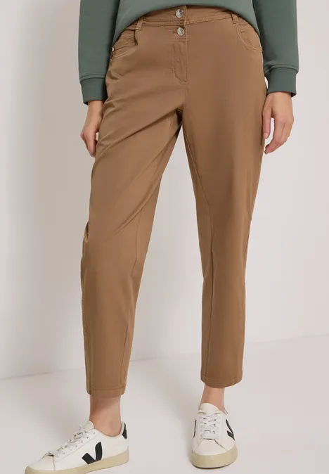 Mid Waist Barrel Leg Hose im Casual Fit creamy mocha Damenhose in Camelbraun, gerade geschnitten, mit Knopfverschluss und seitlichen Taschen, lässig bis zum Knöchel.
