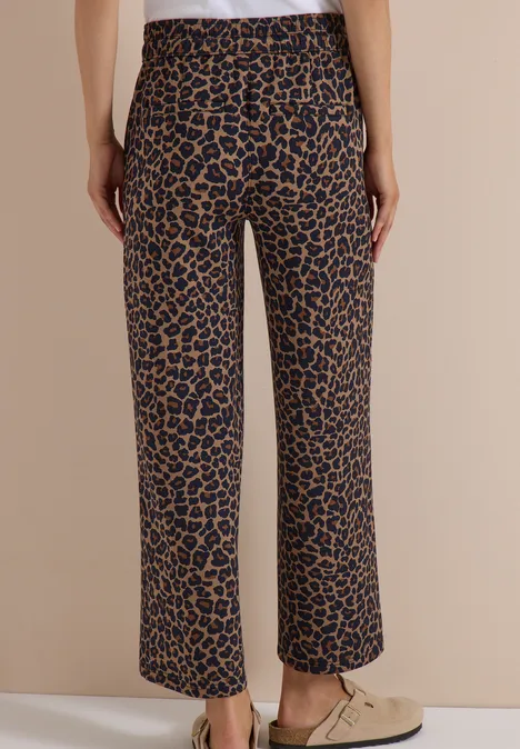 Pantalon ample aux chevilles avec motif léopard marron et noir, taille élastiquée.