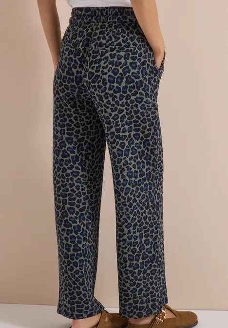 Pantalon ample à motif léopard bleu et noir avec poches latérales et coupe décontractée.