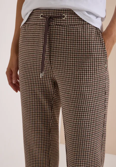 Braune Hahnentritt-Hose mit elastischem Bund und Kordelzug, seitlichen Eingrifftaschen, lockerer Passform.