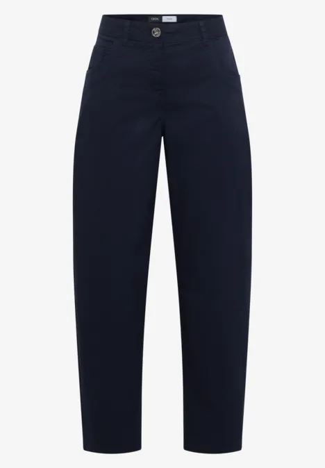 Pantalon chino bleu marine élégant, coupe droite, taille classique et poches latérales.