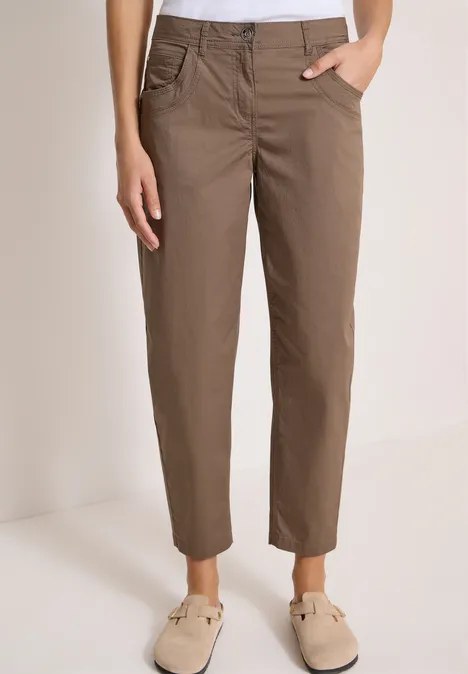 Braune, gerade geschnittene Hose mit Taschen, kombiniert mit beigen Slippern.