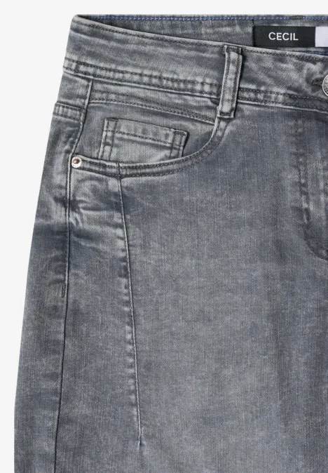 Obere Partie einer grauen Jeanshose mit Taillenbund und vorderen Taschen aus Denim.