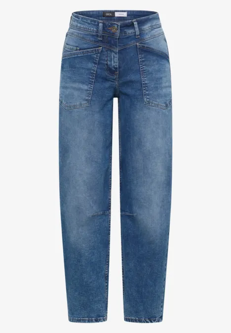 Jean bleu ample taille haute avec poches plaquées à l’avant et coupe droite.
