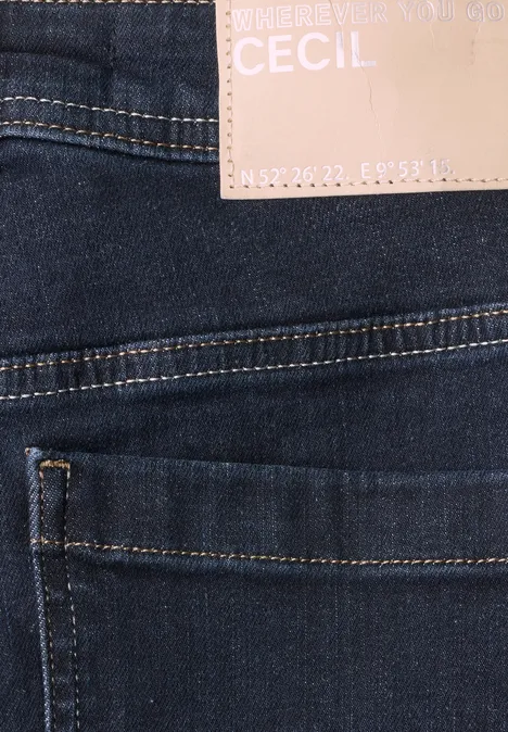 Dunkelblaue Jeans mit aufgesetzter Tasche und beigem Lederetikett ‚CECIL‘ am Bund.