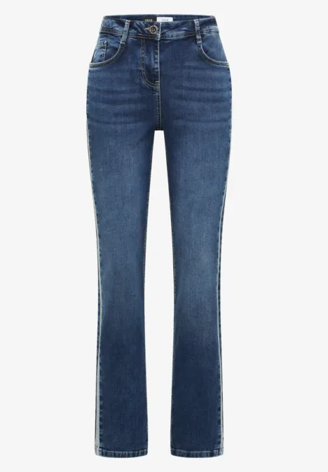 Un jean bleu classique à taille haute et coupe droite.