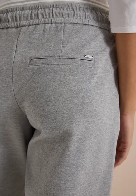 Graue Sweatpants mit Gesäßtasche, elastischem Taillenbund und schmalem, bequemen Schnitt.