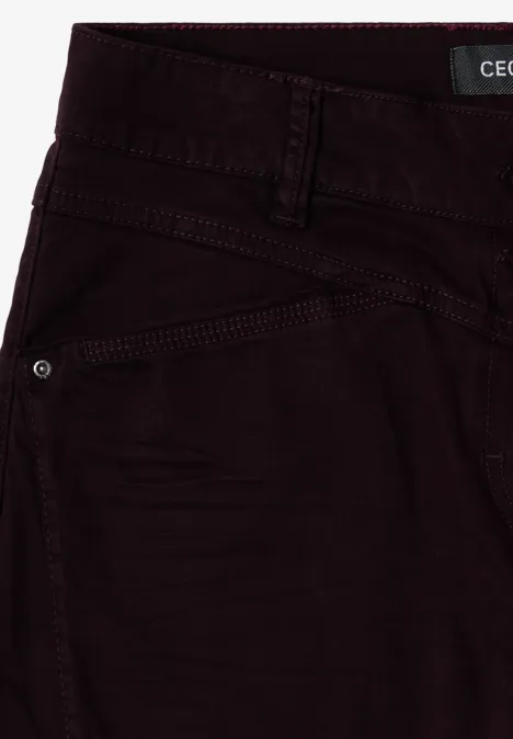 Dunkelrote Jeanshose mit schräger Fronttasche, Gürtelschlaufen und dekorativen Nähten