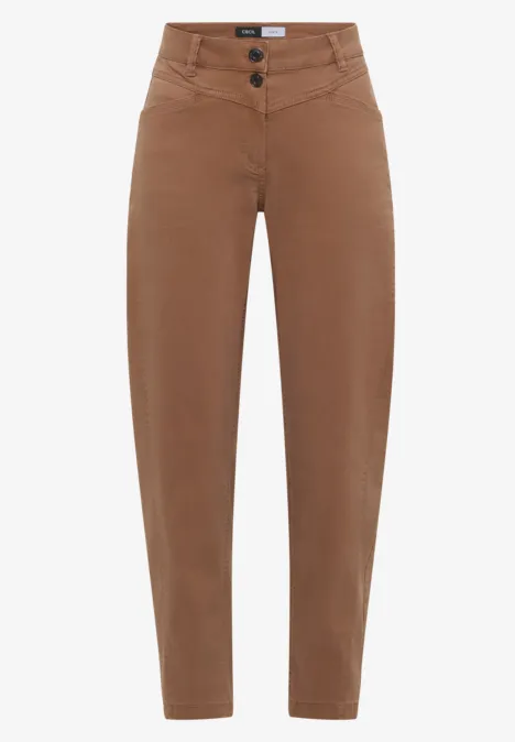Hochgeschnittene, braune Damenhose mit zwei Knöpfen und schmal zulaufendem Bein.