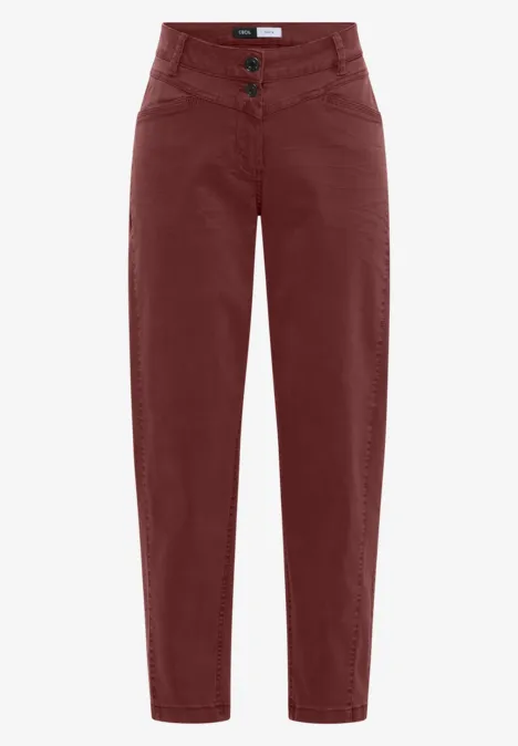 Hoch taillierte Damenhose in Bordeaux mit geradem Bein und zweifachem Knopfverschluss.