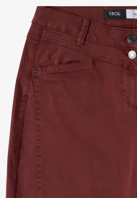 Rotes Damenjeansbein mit Gürtelschlaufen, Münztasche und CECIL-Label.