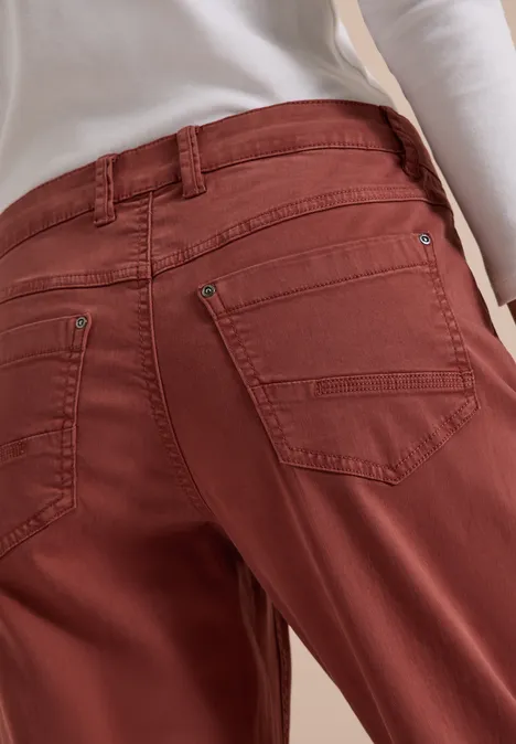 Nahaufnahme einer terrakottafarbenen Hose mit Gesäßtaschen.