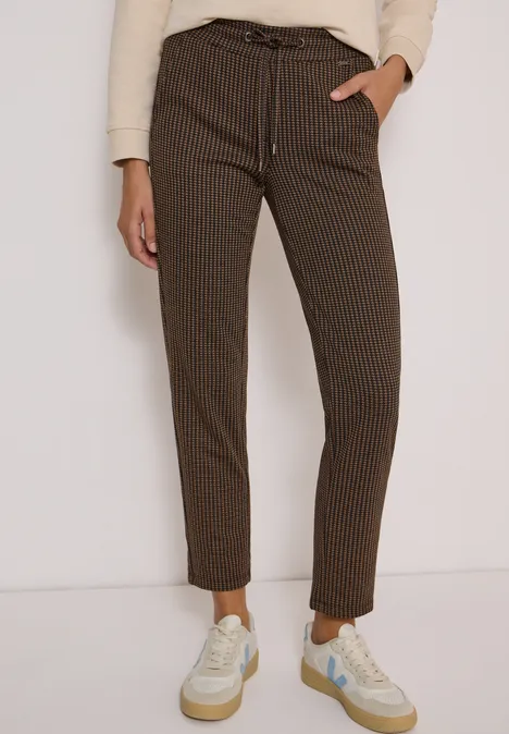 Braune Hose mit feinen Nadelstreifen, geradem Schnitt und lässigem Look, kombiniert mit hellen Sneakern.