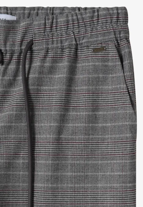 Szare spodnie w kratę z troczkiem i bocznymi kieszeniami, luźny styl casual.