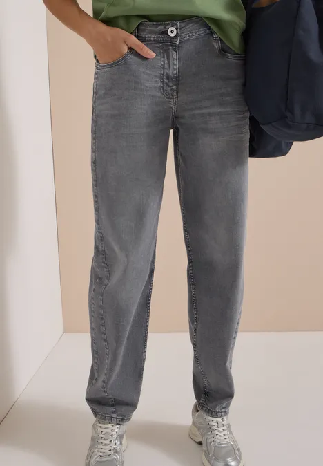 High Waist Barrel Leg Jeans w stylu Loose Fit light grey wash Szare, proste dżinsy z zapięciem na guzik, zestawione z białymi trampkami.